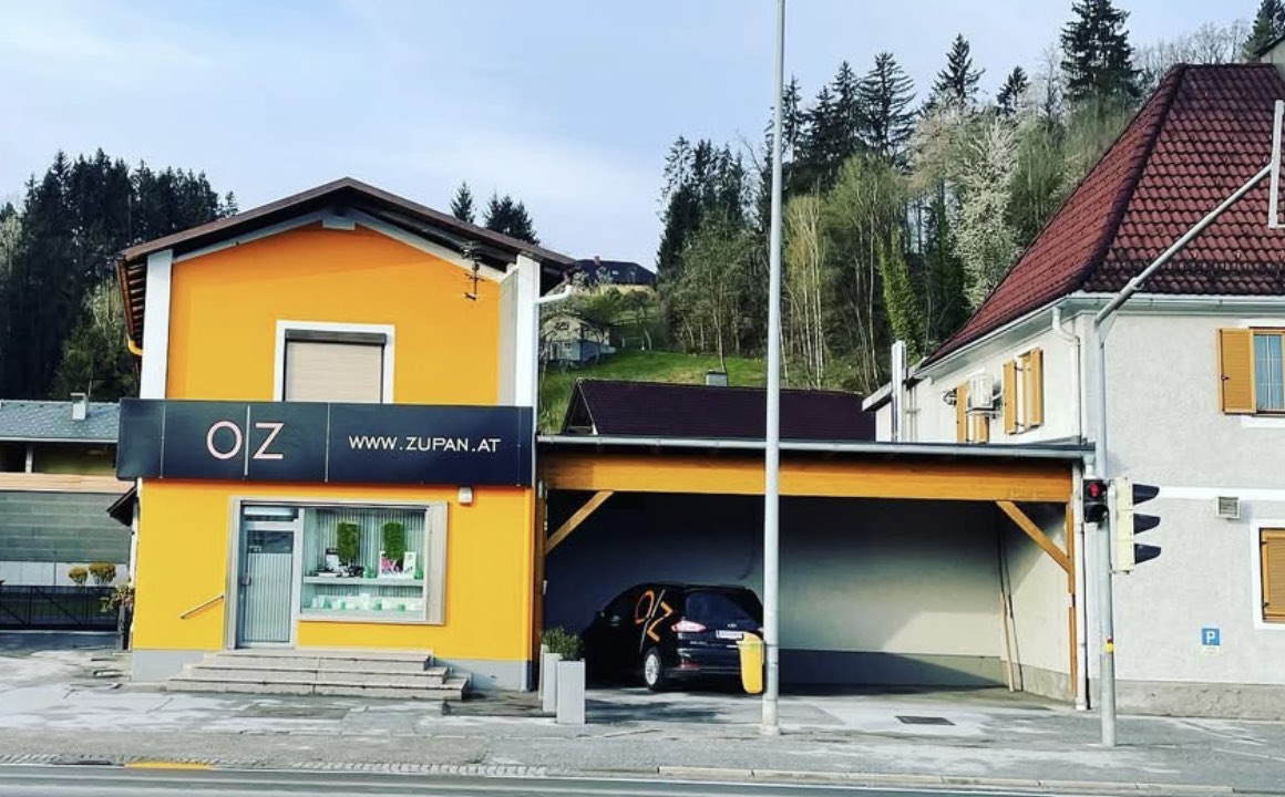 Das orange Geschäftshaus von OZ Uhren & Schmuck an der B70 in Rosental